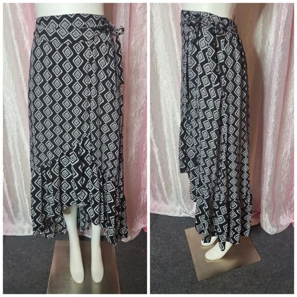 Torrid Wrap Diamond Print Ruffle Maxi Skirt Size Medium/Large - Picture 1 of 9